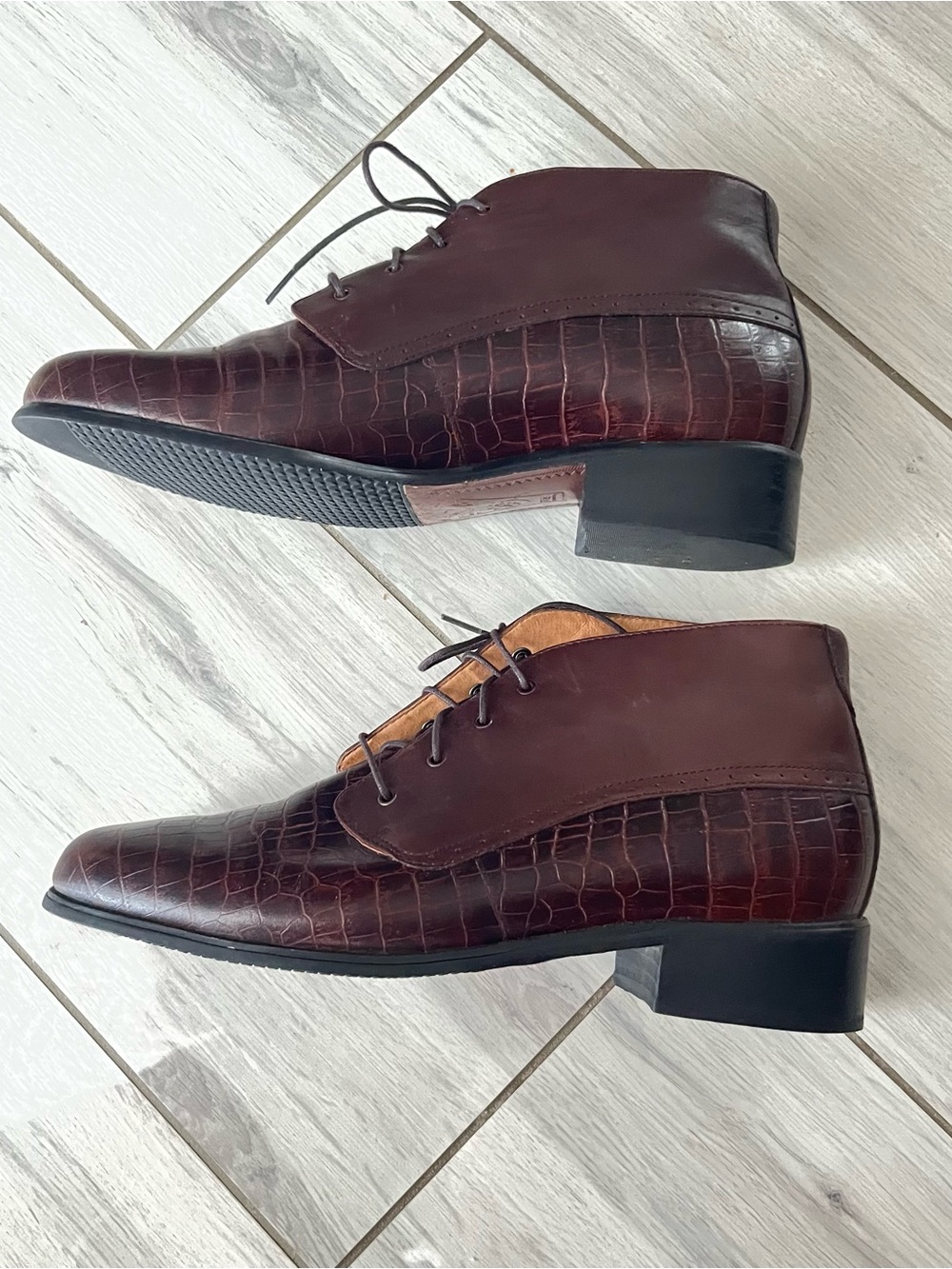 Ariat Womens Bancroft  Burgundy Croc-Embossed Leather Dress Chukka